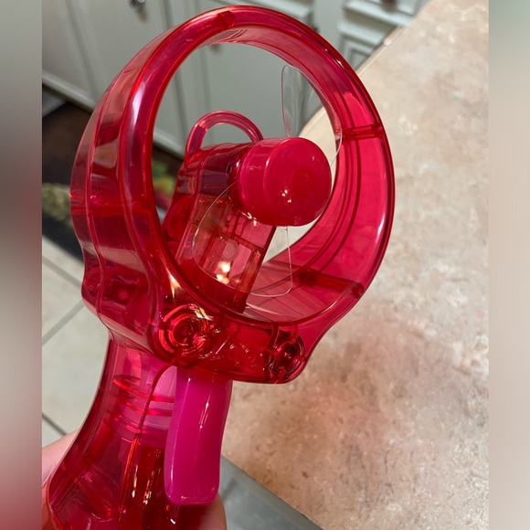 O2COOL 2.75-in 3-Volt 1-Speed Outdoor Red Misting Personal Fan - Picture 7 of 7